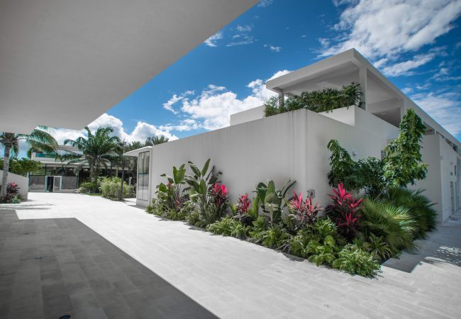 Apartment in Seven Mile Beach - #43 Villa Nature’s Bliss at The Grove Apartment in Seven Mile Beach - #43 Villa Nature’s Bliss at The Grove